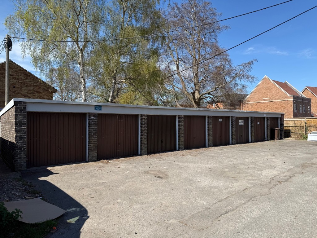 Lot: 17 - BLOCK OF TWELVE FREEHOLD GARAGES - Block of garages